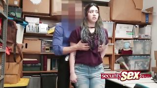 Охранник магазина трахает студентку в подсобке за воровство